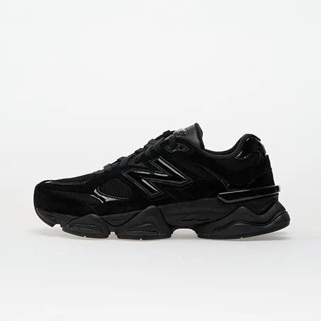 New Balance 9060 "Triple Black", une silhouette moderne qui réinterprète les éléments classiques de la célèbre série 99X de la marque New Balance.