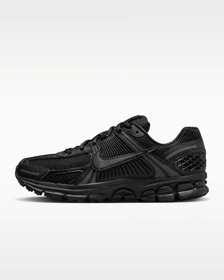 Nike Zoom Vomero 5, déclinée dans son coloris intégral "Triple Black".