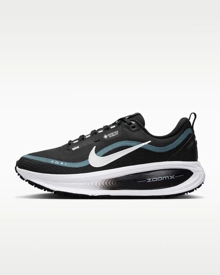 Nike Vomero 18 GORE-TEX. Conçue avec une membrane en GORE-TEX pour garder les pieds au sec sous la pluie
