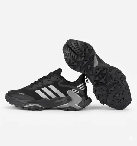 adidas Terrex Skychaser GORE-TEX, caractérisée par sa couleur noire avec les trois bandes blanches contrastées emblématiques et une membrane imperméable.