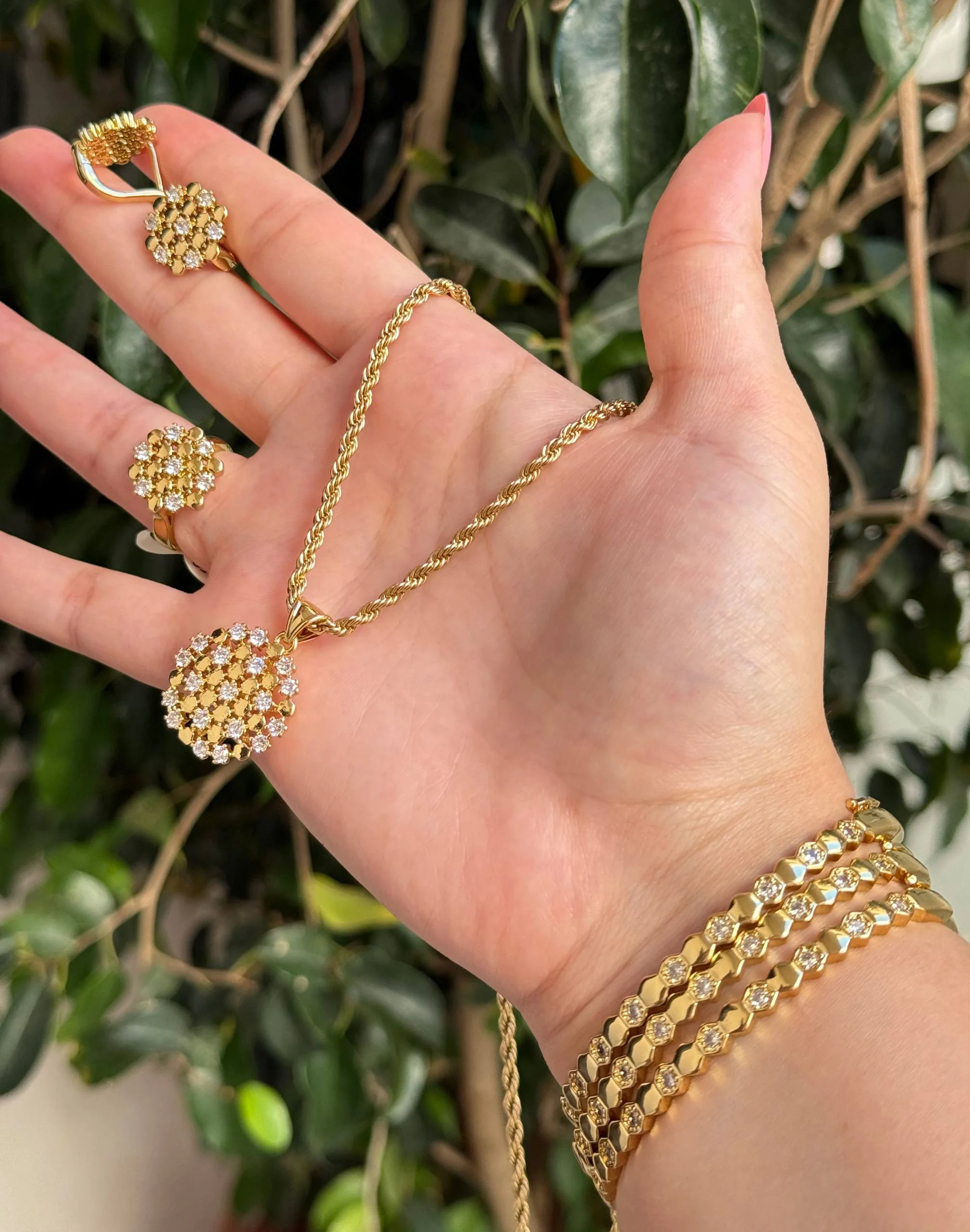طقم إكسسوارات نسائية ذهبي فاخر – قلادة، أقراط، خاتم وأساور ✨