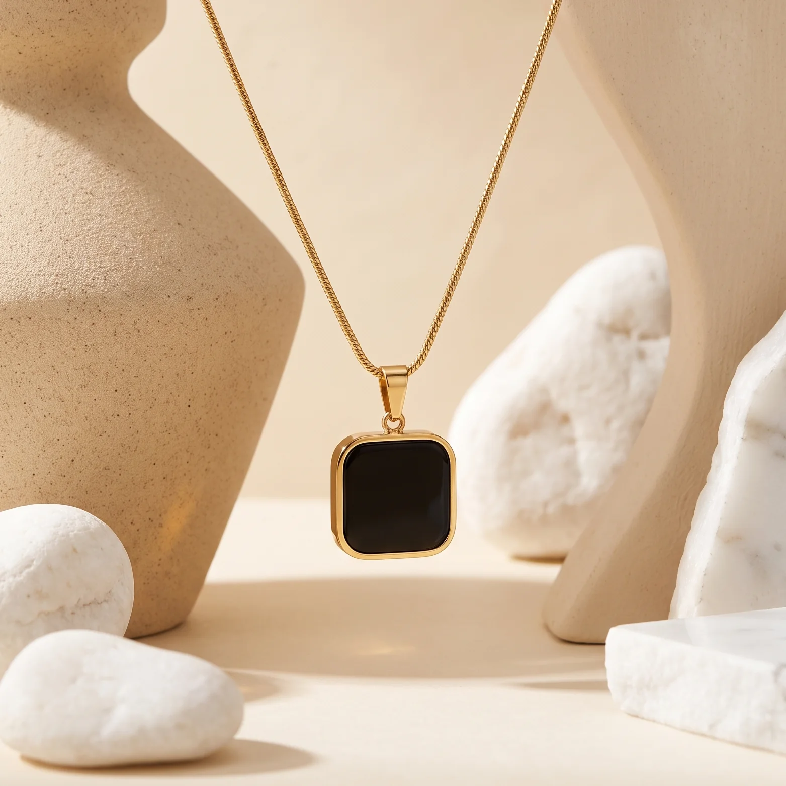 Collier Carré Noir Doré
