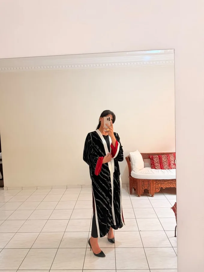 Tenue marocaine en velours de soie noir &agrave; rayures blanches