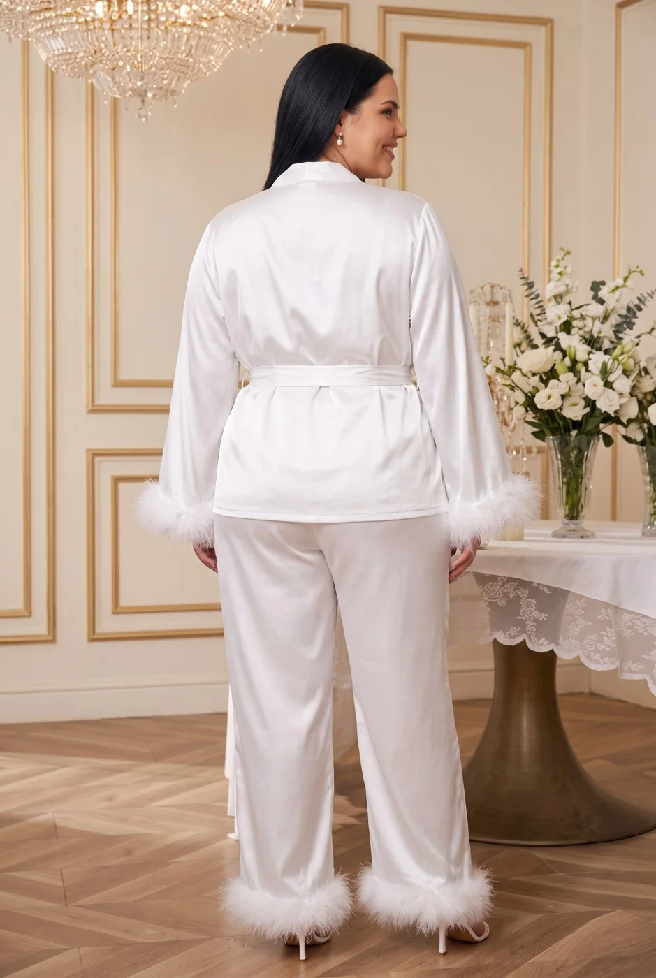 Ensemble satin blanc à plumes