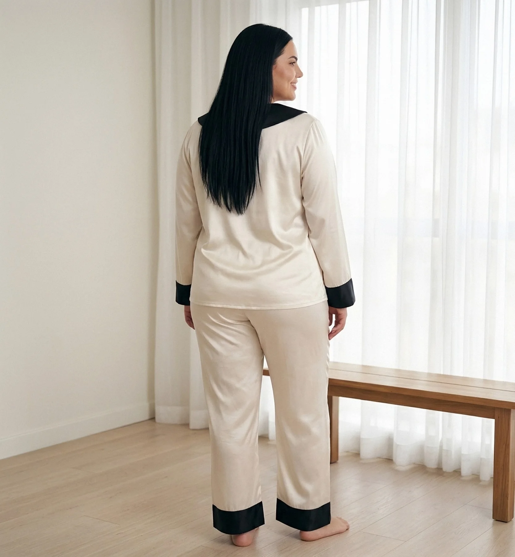 Pyjama satin blanc à nœud noir