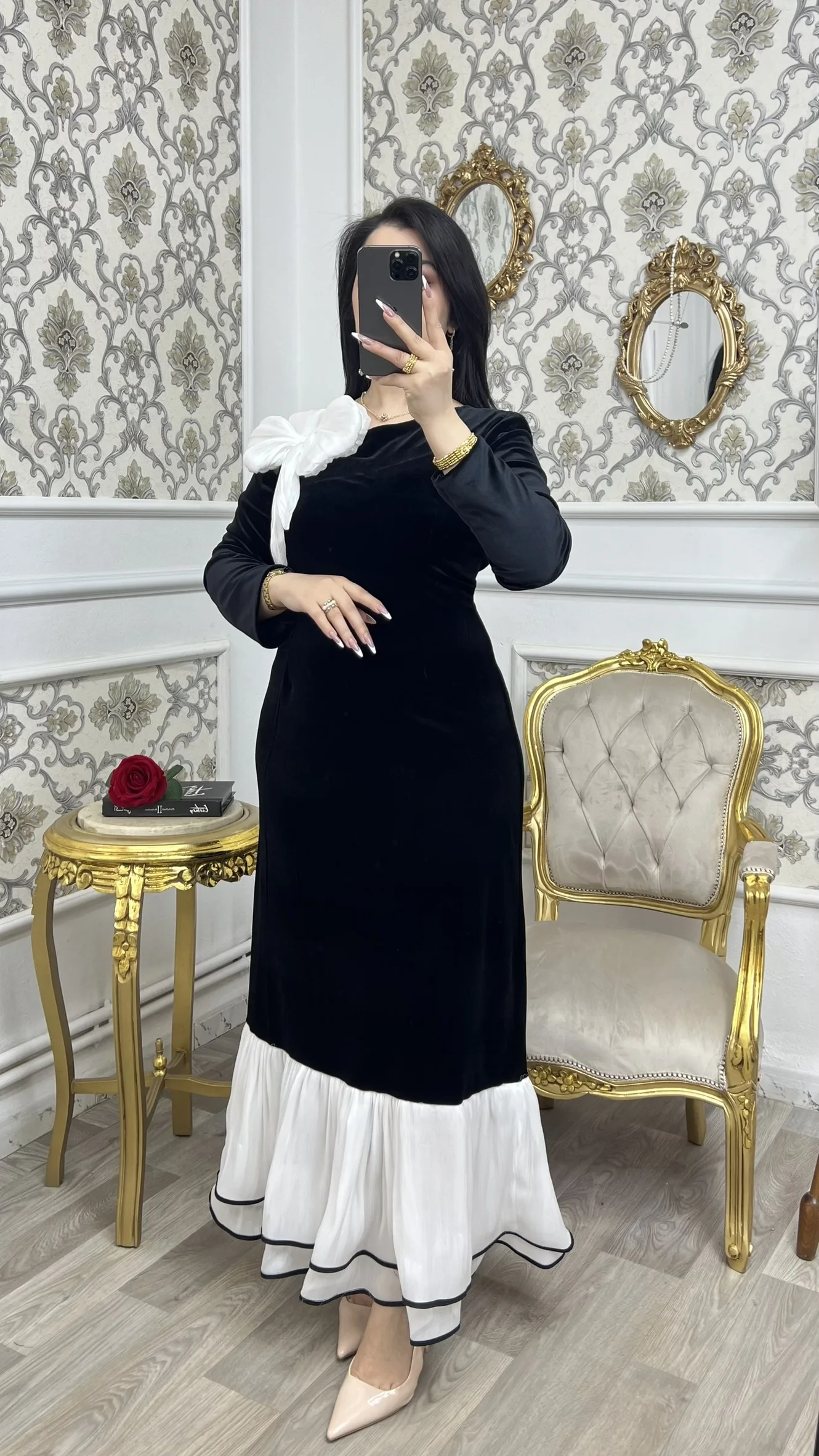 فستان قطيفة ملكي Black & White بلمسة عصرية مميزة
