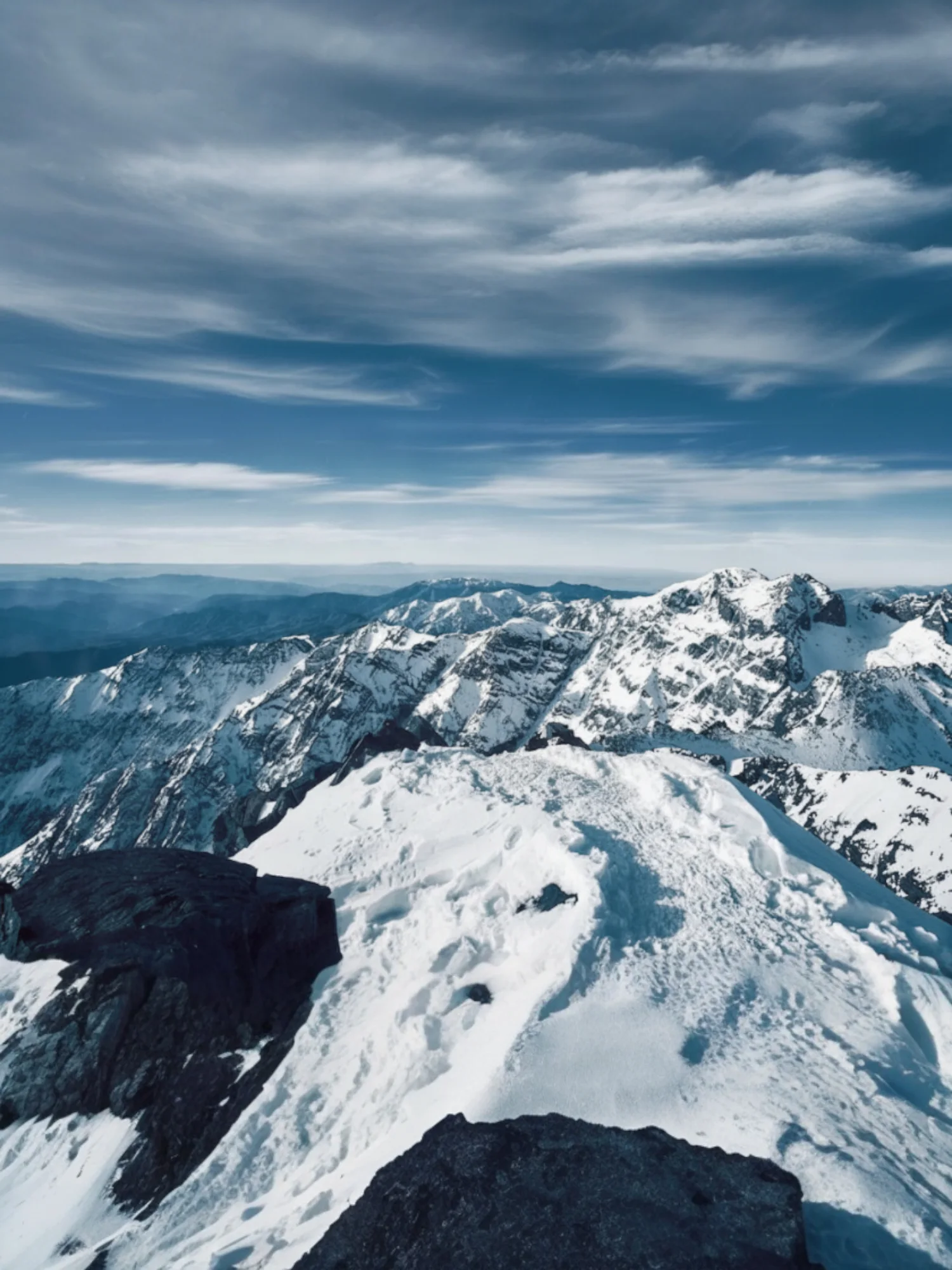 Nous croyons que le luxe doit être libérateur. C'est pourquoi nos bijoux sont conçus pour être vécus : 100% waterproof, hypoallergéniques et conçus pour résister au temps, au sel et au mouvement. Que vous soyez au sommet d'une montagne ou au bord de l'océan, votre éclat reste intact. Atlas Maroc n'est pas fait pour être rangé dans une boîte, mais pour être porté comme une seconde peau.
