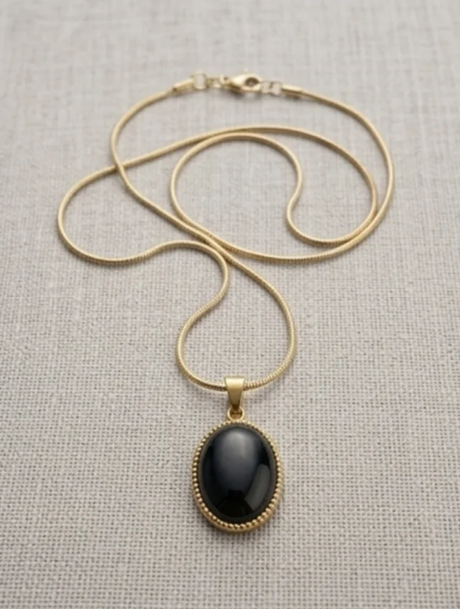 Pendentif Pierre Noire & Chaîne Dorée
