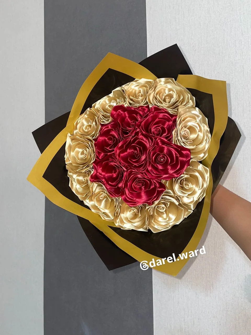باقة الورد الملكية العنابية والذهبية 🌹⚜️