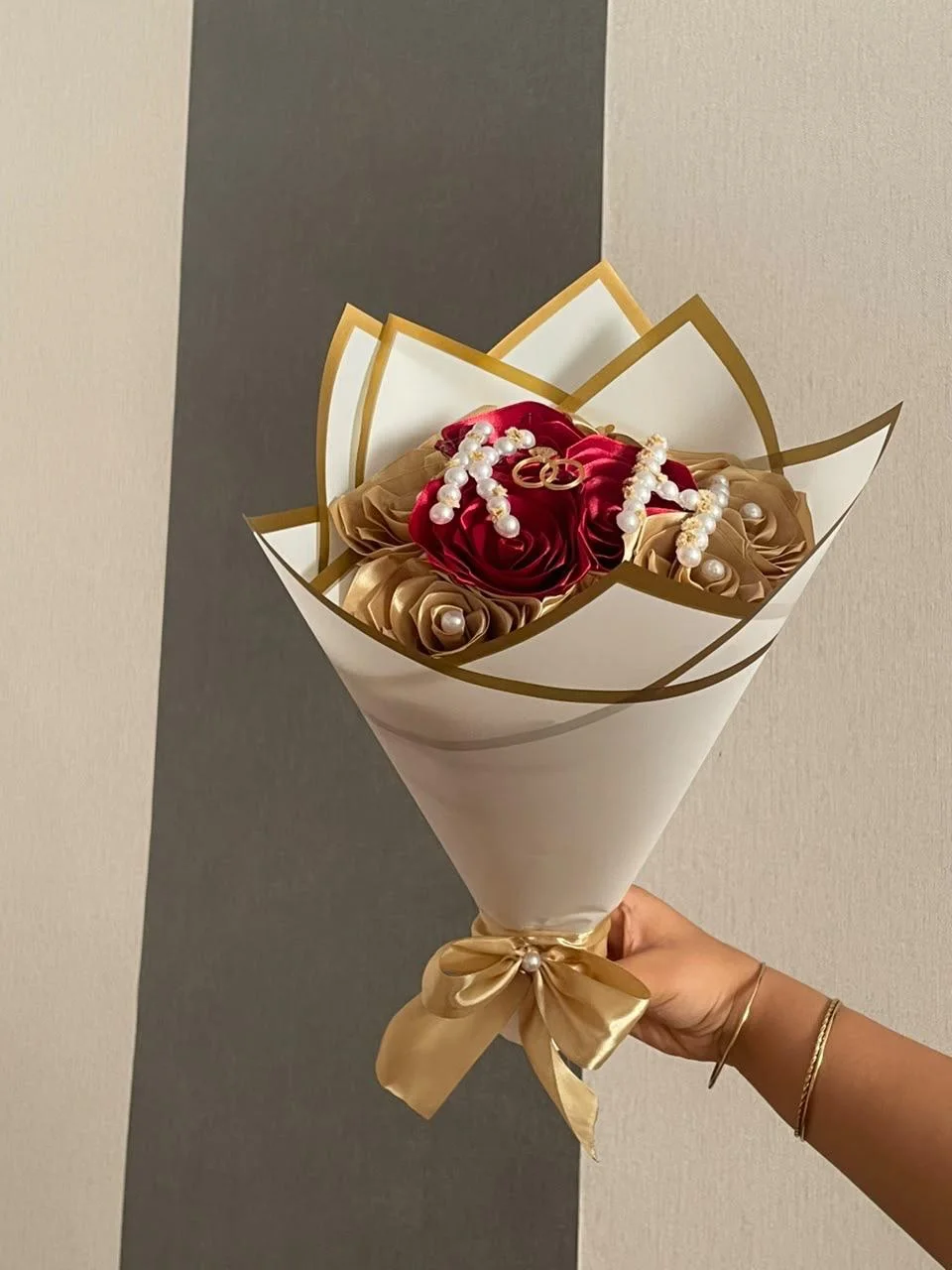 باقة الورد الملكية للخطوبة والأحرف المخصصة