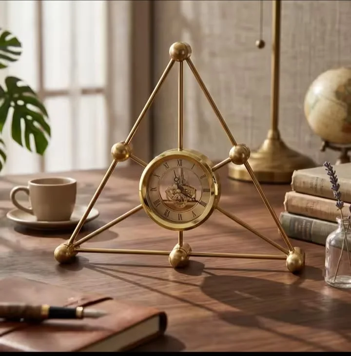 Horloge Pyramidale Design Sculptural & Vintage