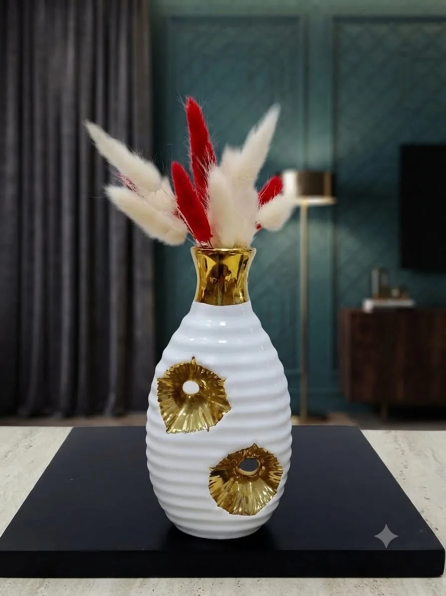 Vase Décoratif en Céramique Blanche & Dorures – Design Ondulé & Motifs Solaires