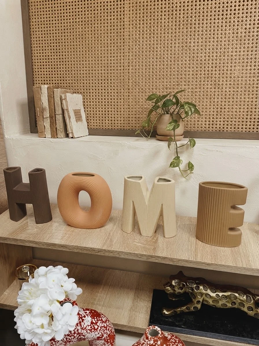 Ensemble de Vases Décoratifs en Résine – Lettres Sculpturales 