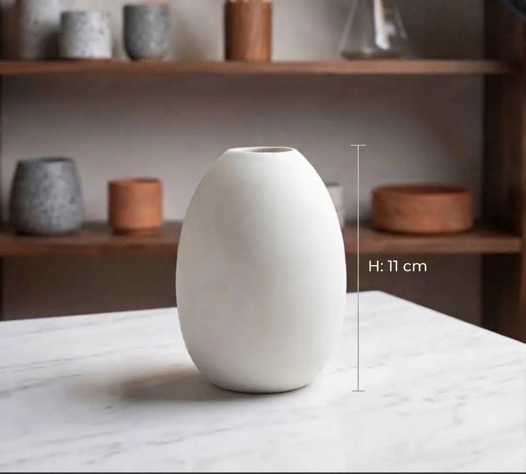 Vase Décoratif en Céramique Blanche – Design Épuré & Forme Minimaliste