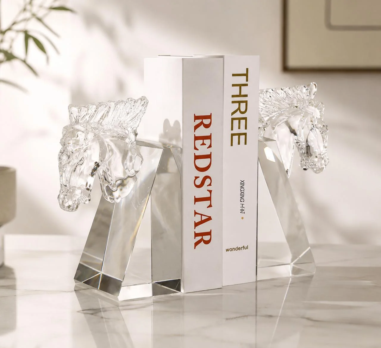 Serre-Livres Design Tête de Cheval en Acrylique Transparent – Sans faux livre