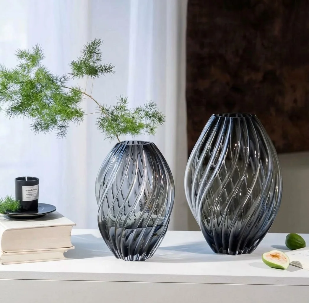 Deux Vases en Verre Strié Design Gris fumé – Décoration Intérieure Chic