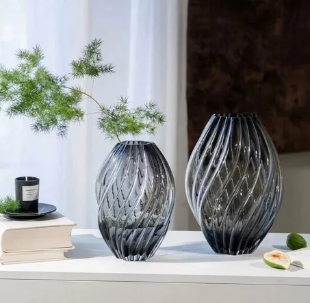 Deux Vases en Verre Strié Design Gris fumé – Décoration Intérieure Chic