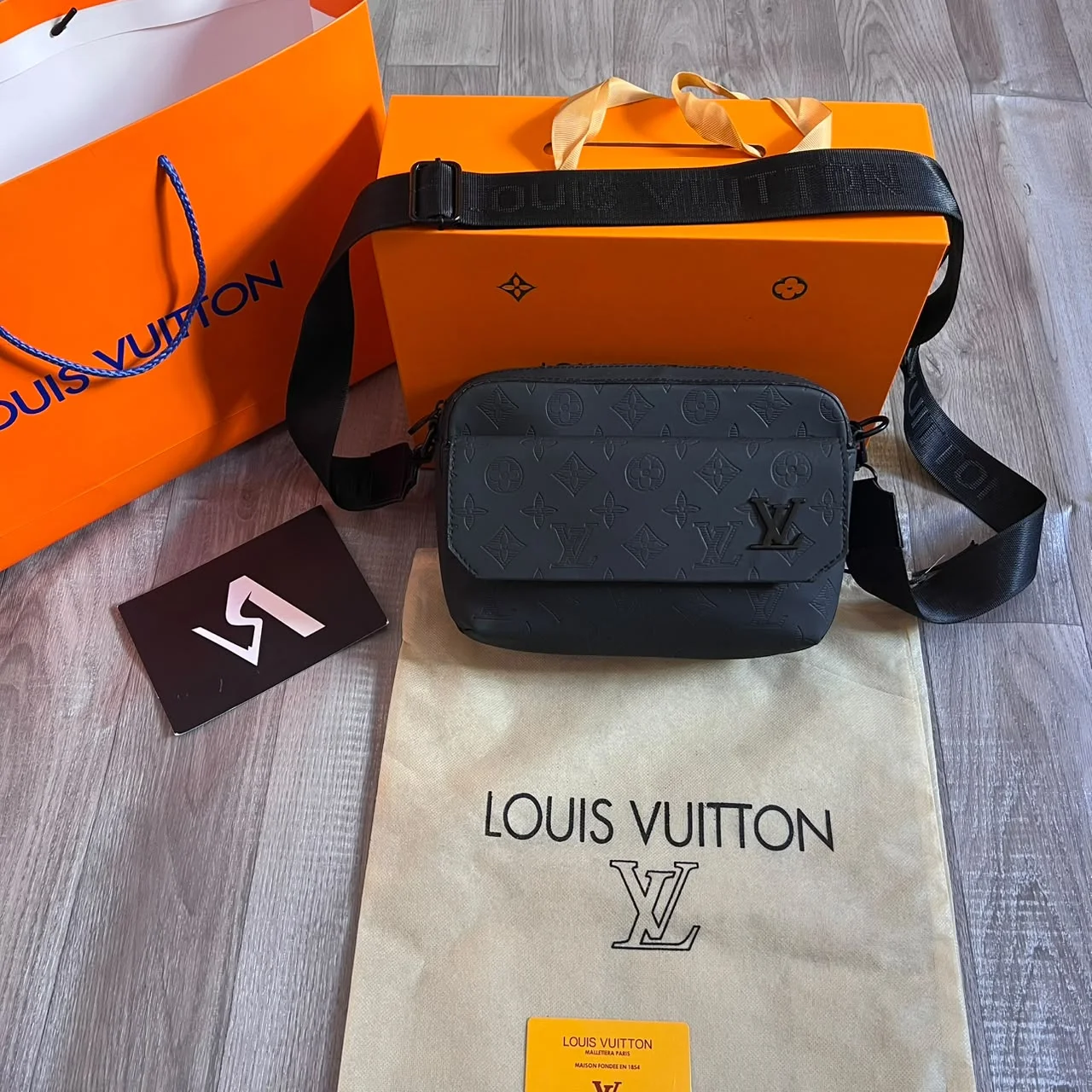 Sacoche Louis Vuitton Monogramme Embossé – Noir Mat
