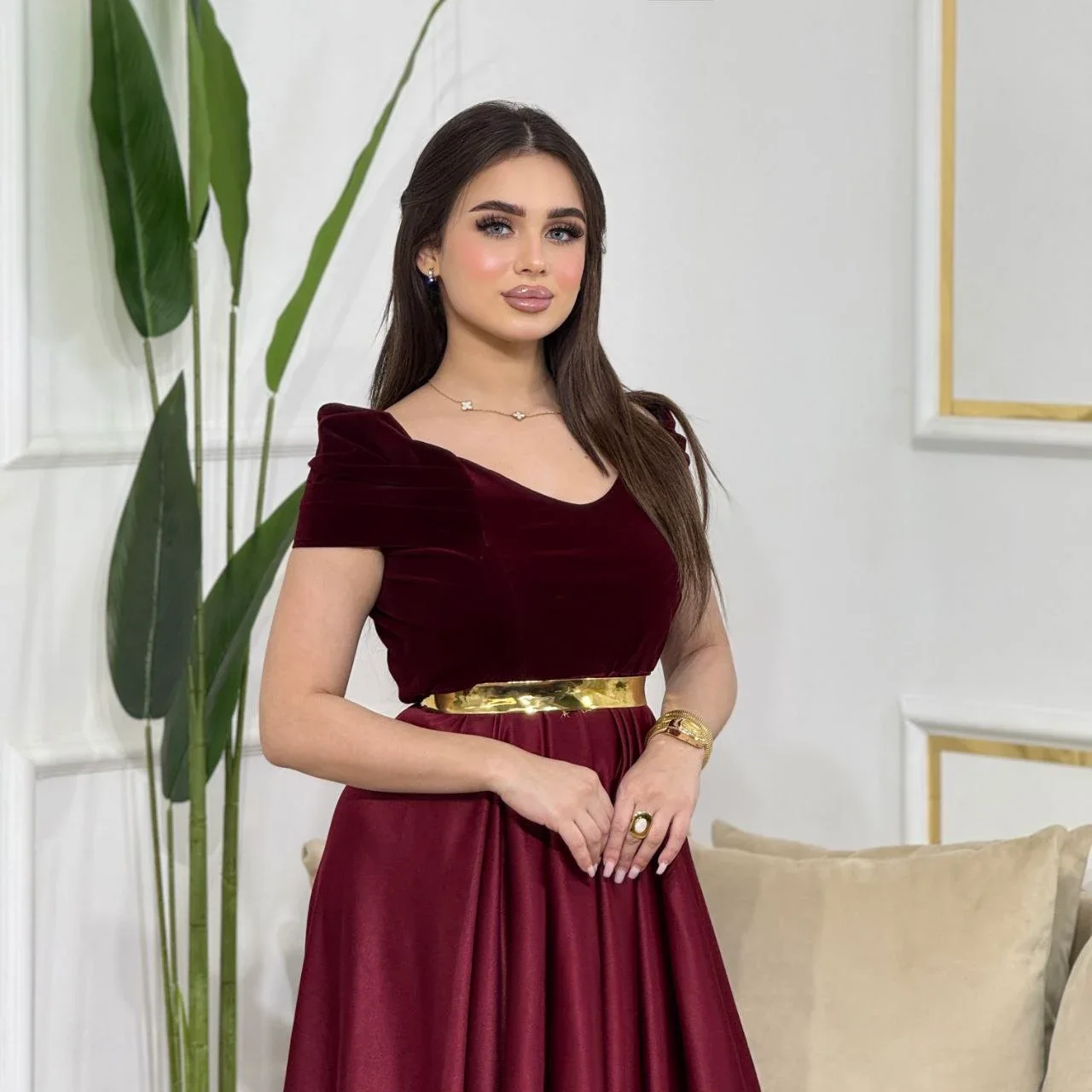 Robe de soirée Queen élégante avec ceinture dorée ✨