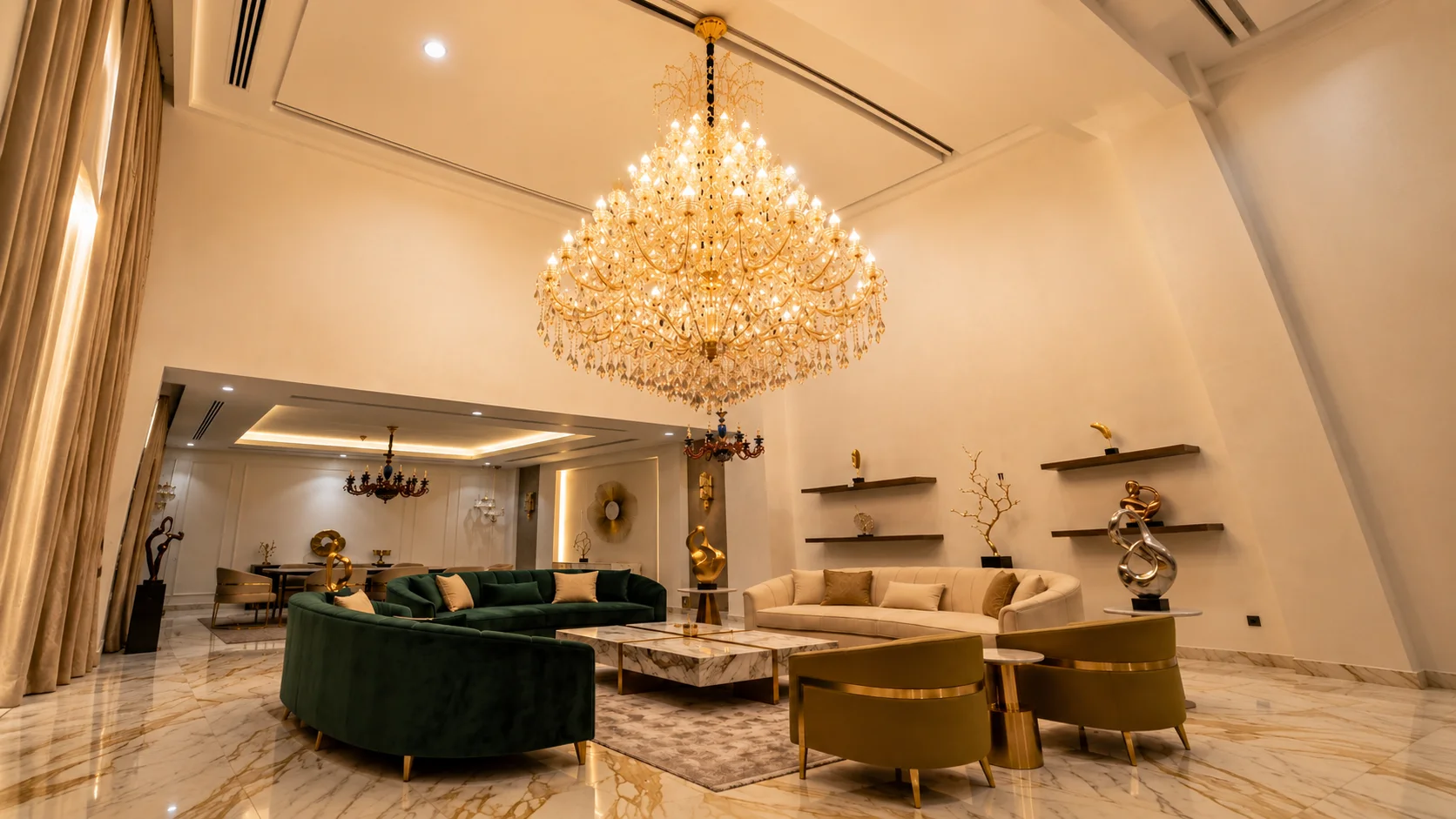 Lustre en cristal luxueux dans un salon moderne