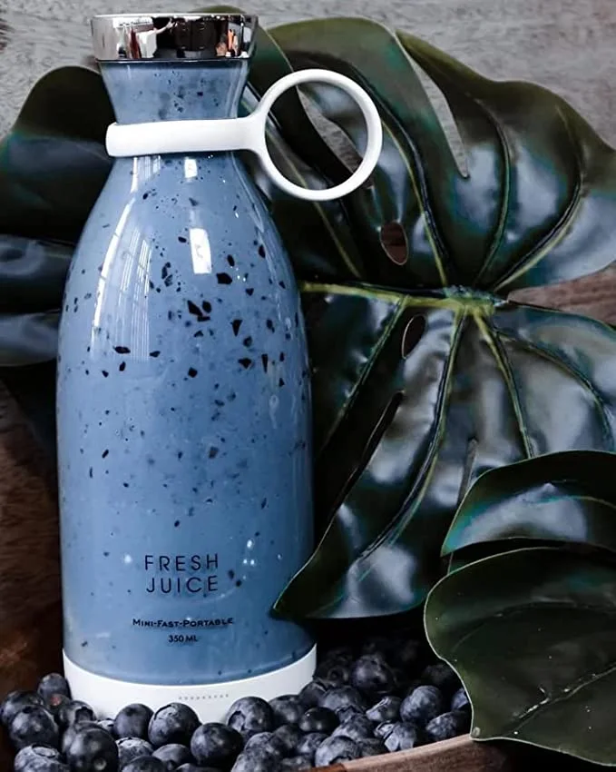Licuadora portátil blanca con batido de frutas