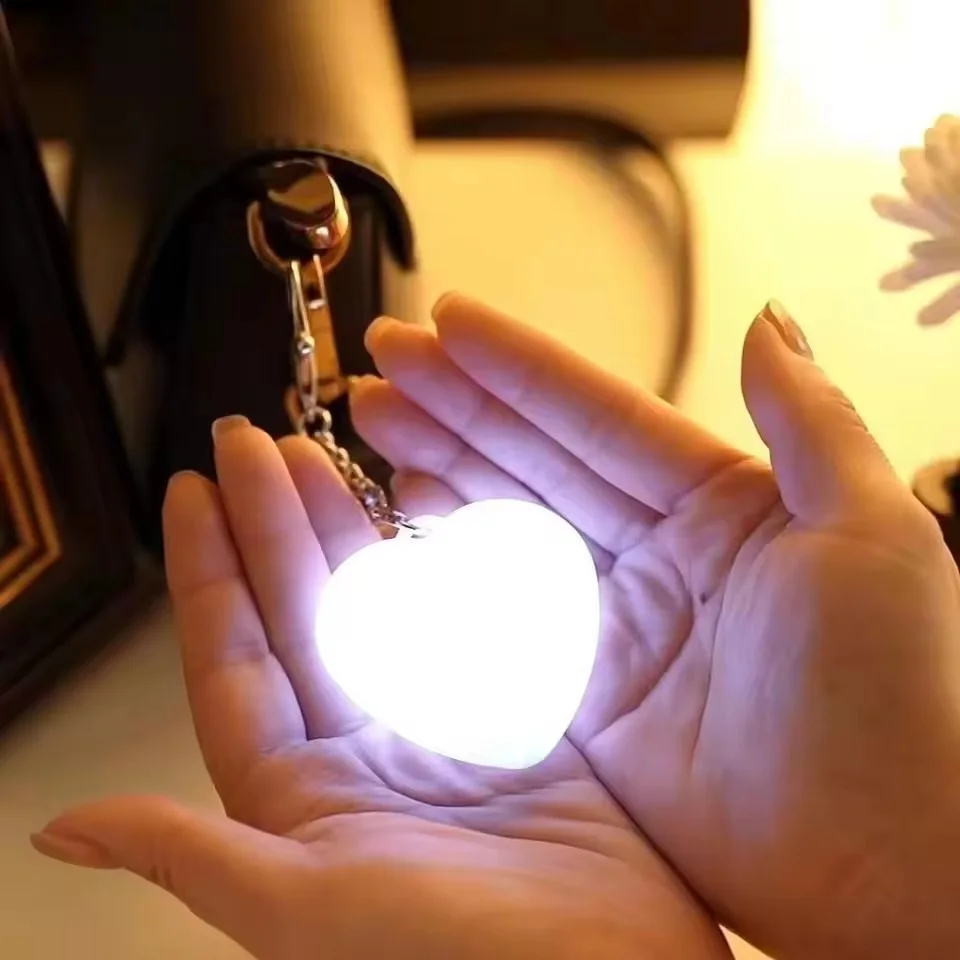 ميدالية مصباح  قلب مضيئة بتقنية LED تعمل باللمس لإضاءة حقيبة اليد والعثور على أغراضك بسهولة