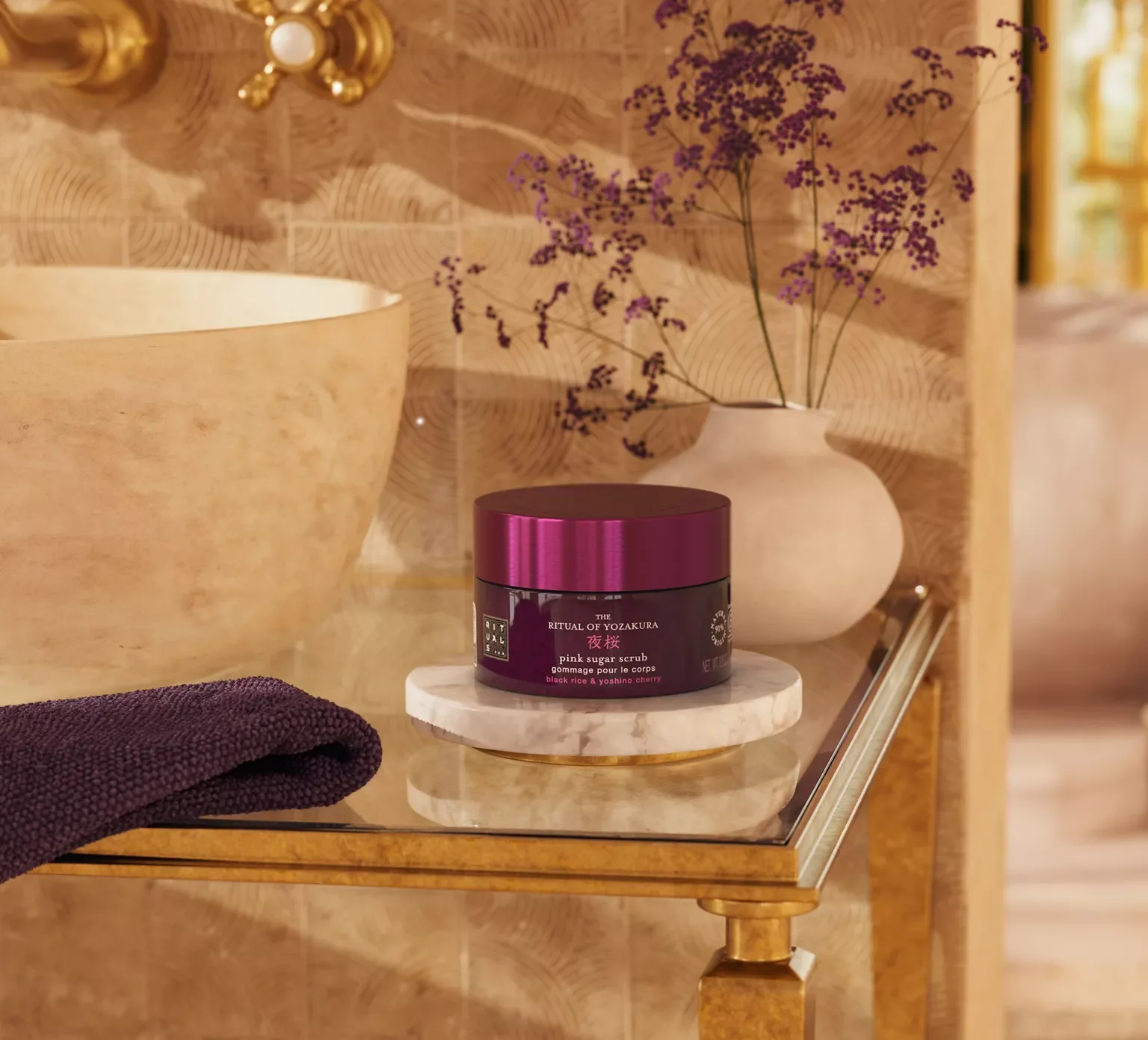 THE RITUAL OF YOZAKURA Pink Sugar Scrub gommage pour le corps, 250 g