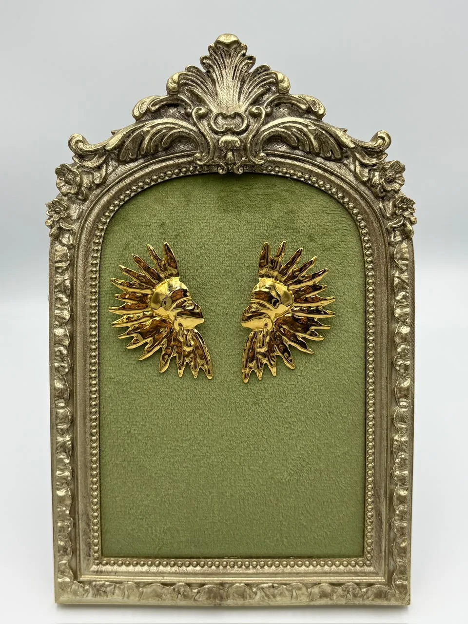 Broche Soleil Doré – Inspiration Vintage