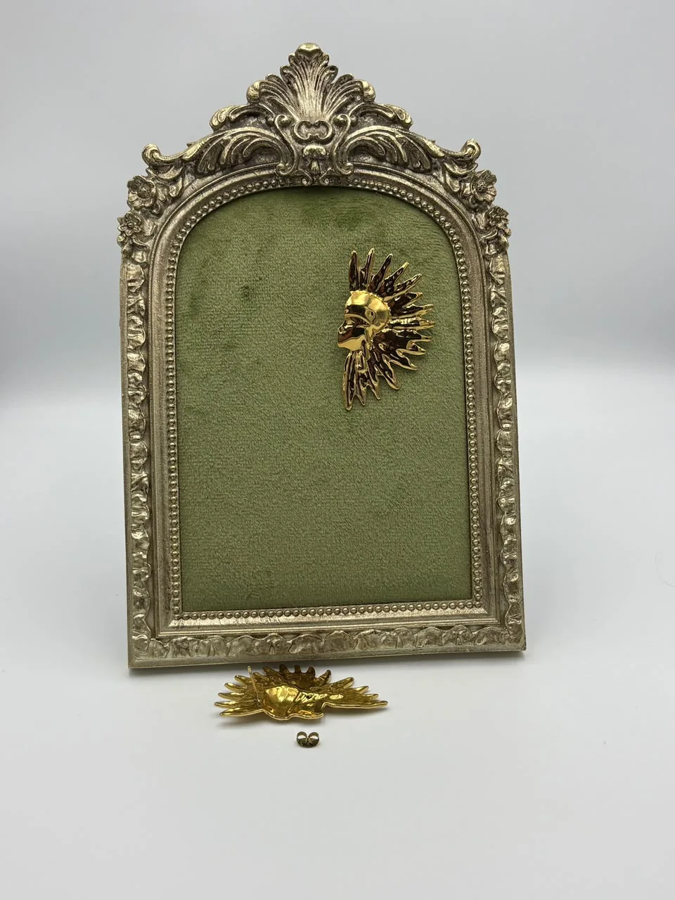 Broche Soleil Doré – Inspiration Vintage