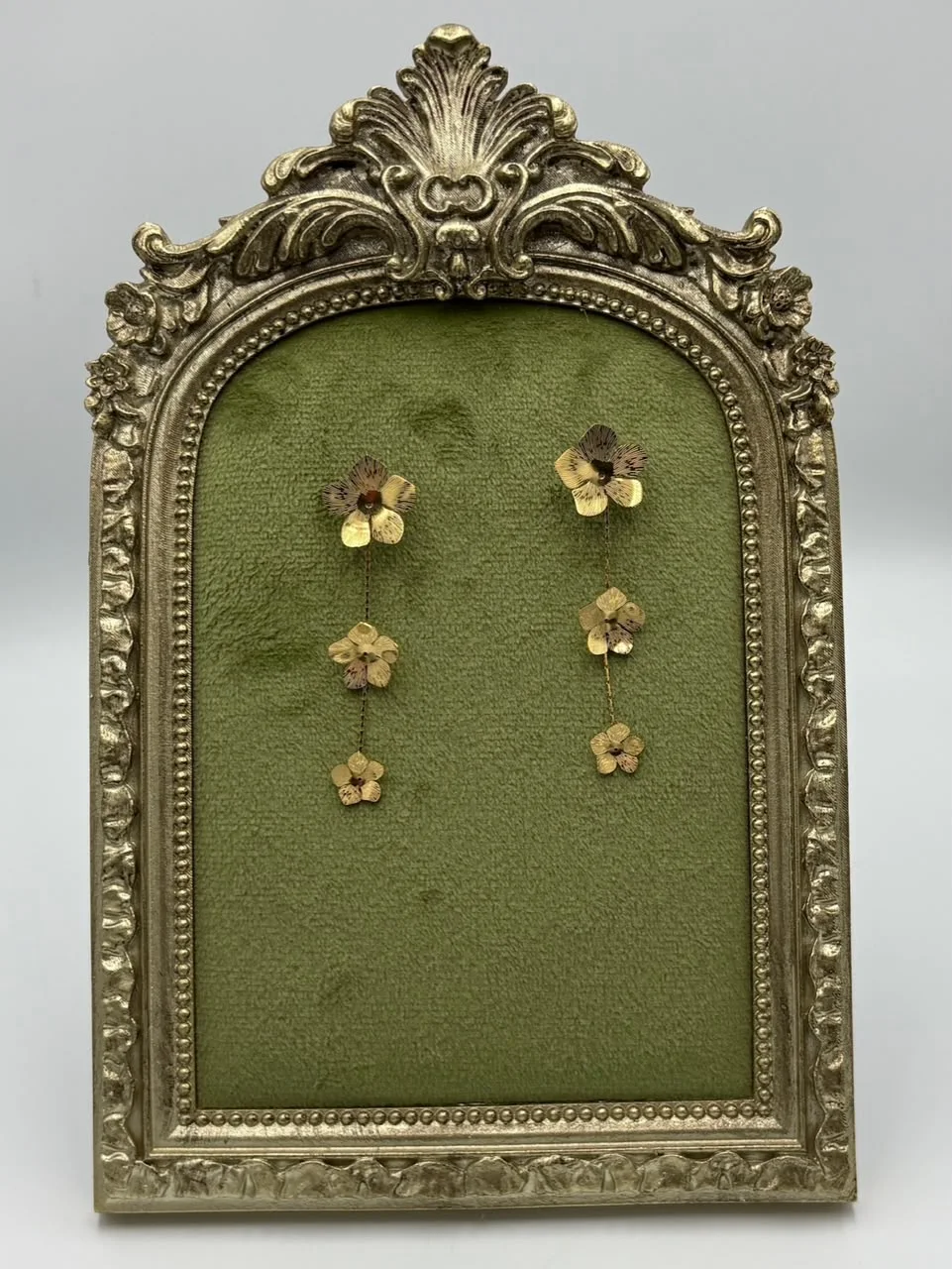 Boucles d’Oreilles Fleurs Dorées – Style Floral Élégant