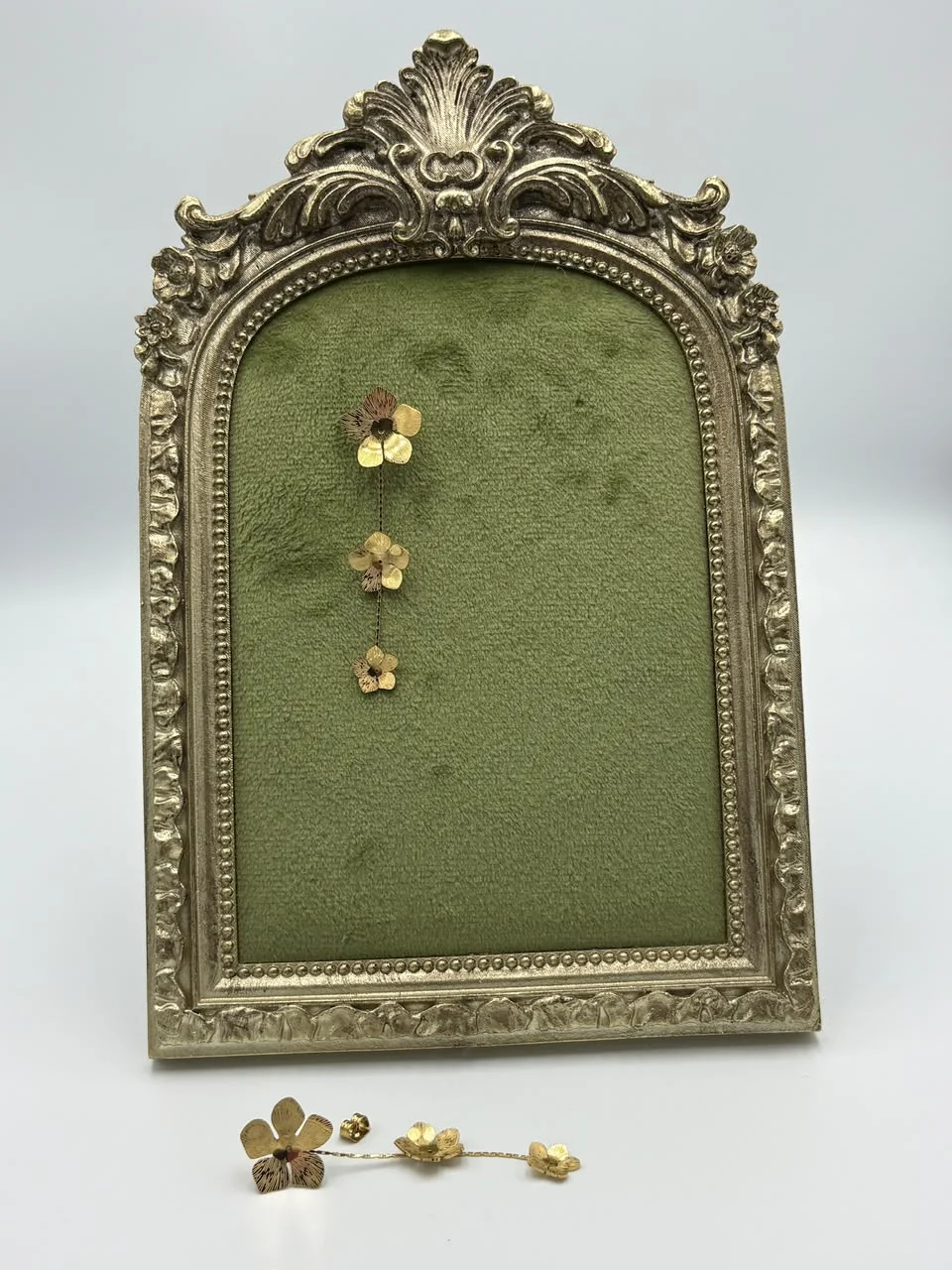Boucles d’Oreilles Fleurs Dorées – Style Floral Élégant