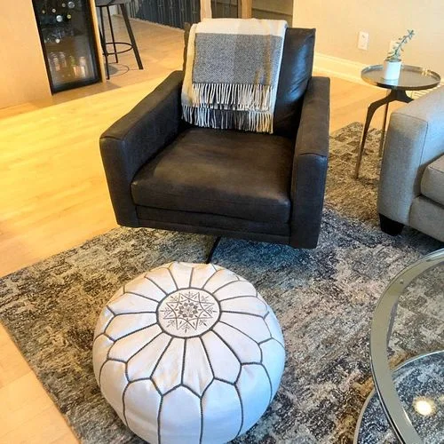 Pouf Traditionnel en Cuir Marocain - Blanc avec Broderie Grise