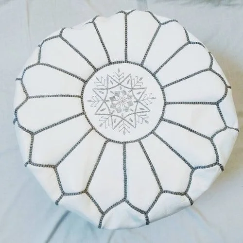 Pouf Traditionnel en Cuir Marocain - Blanc avec Broderie Grise