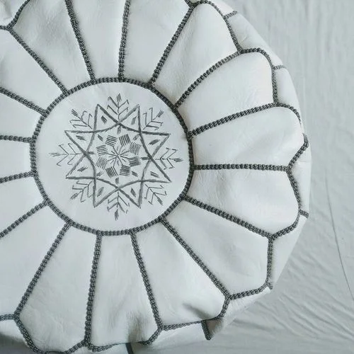 Pouf Traditionnel en Cuir Marocain - Blanc avec Broderie Grise