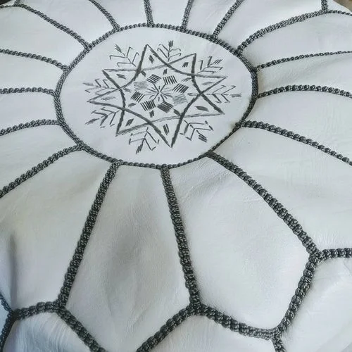 Pouf Traditionnel en Cuir Marocain - Blanc avec Broderie Grise