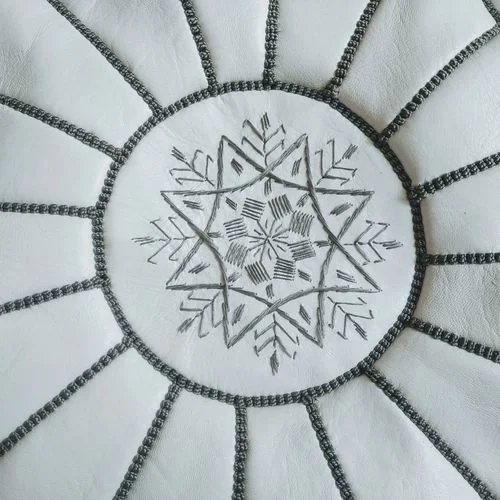 Pouf Traditionnel en Cuir Marocain - Blanc avec Broderie Grise