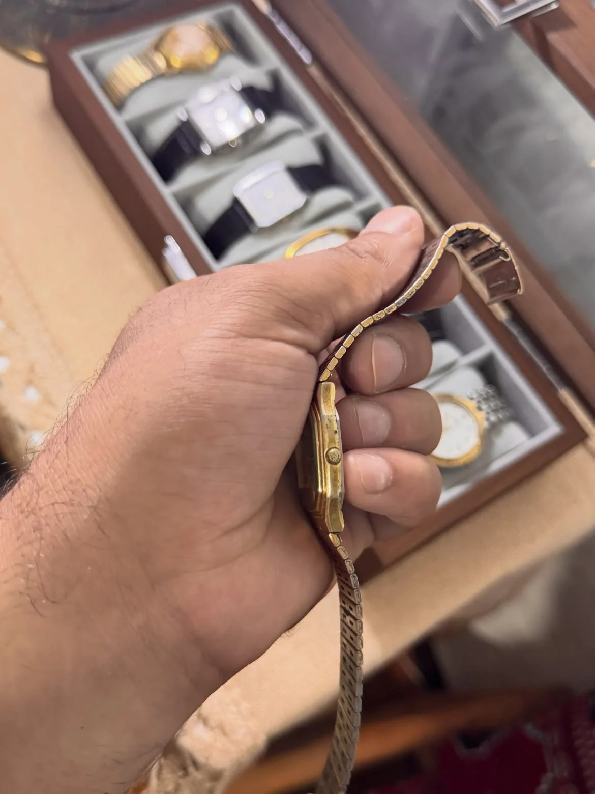 ⌚️✅AVIA✅ vintage Avia quartz watch featuring a distinctive octagonal gold-tone case and a textured champagne dial