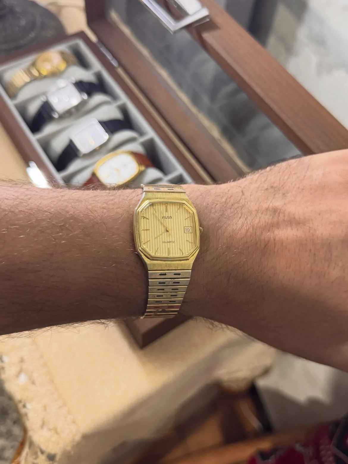 ⌚️✅AVIA✅ vintage Avia quartz watch featuring a distinctive octagonal gold-tone case and a textured champagne dial