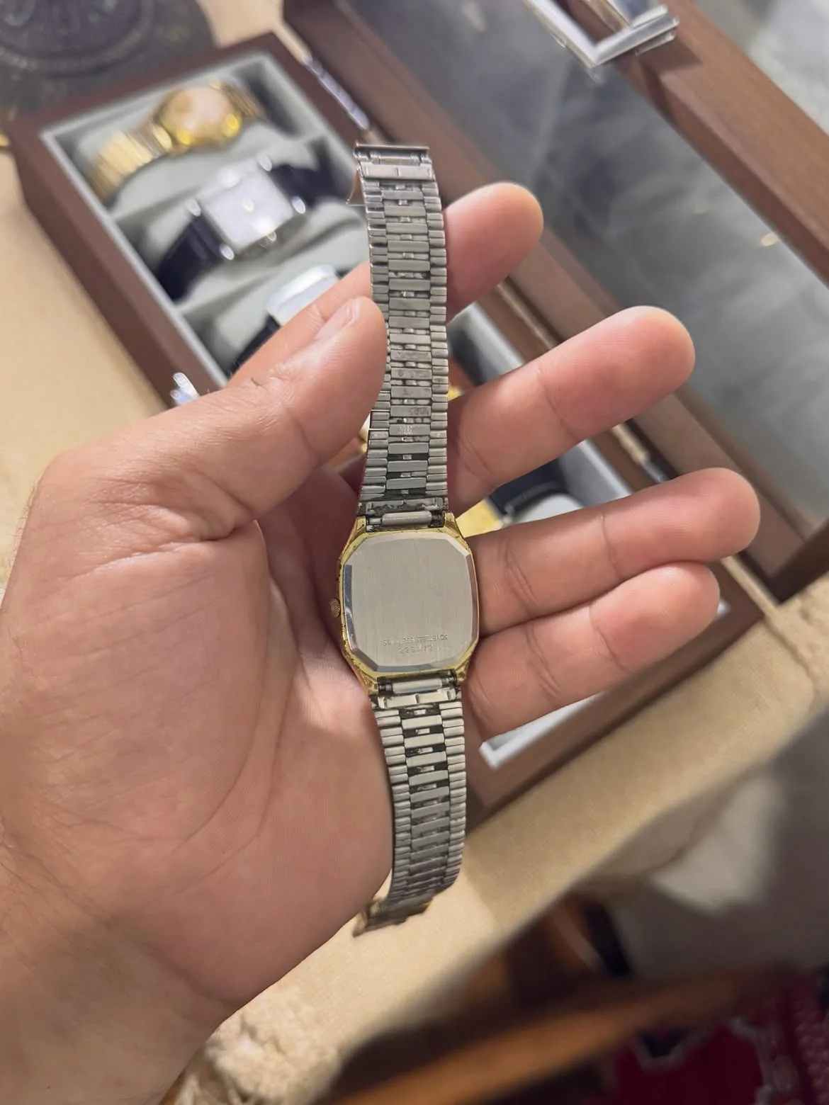 ⌚️✅AVIA✅ vintage Avia quartz watch featuring a distinctive octagonal gold-tone case and a textured champagne dial