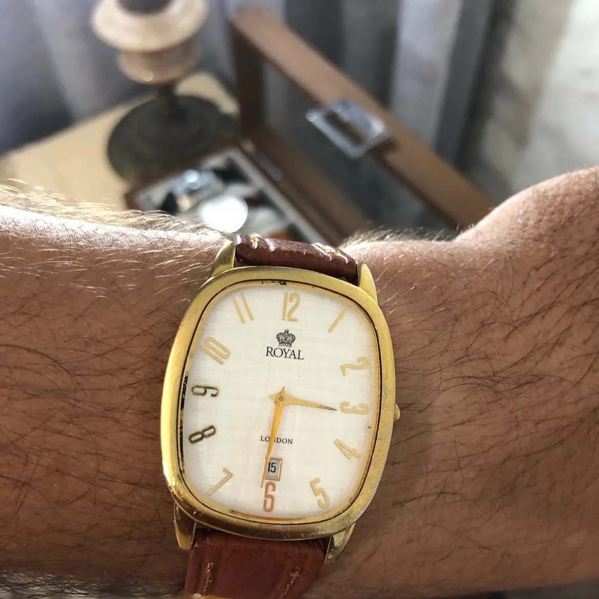 ⌚️✅ ROYAL ✅Cette montre-bracelet élégante au boîtier de forme tonneau et au bracelet en cuir marron