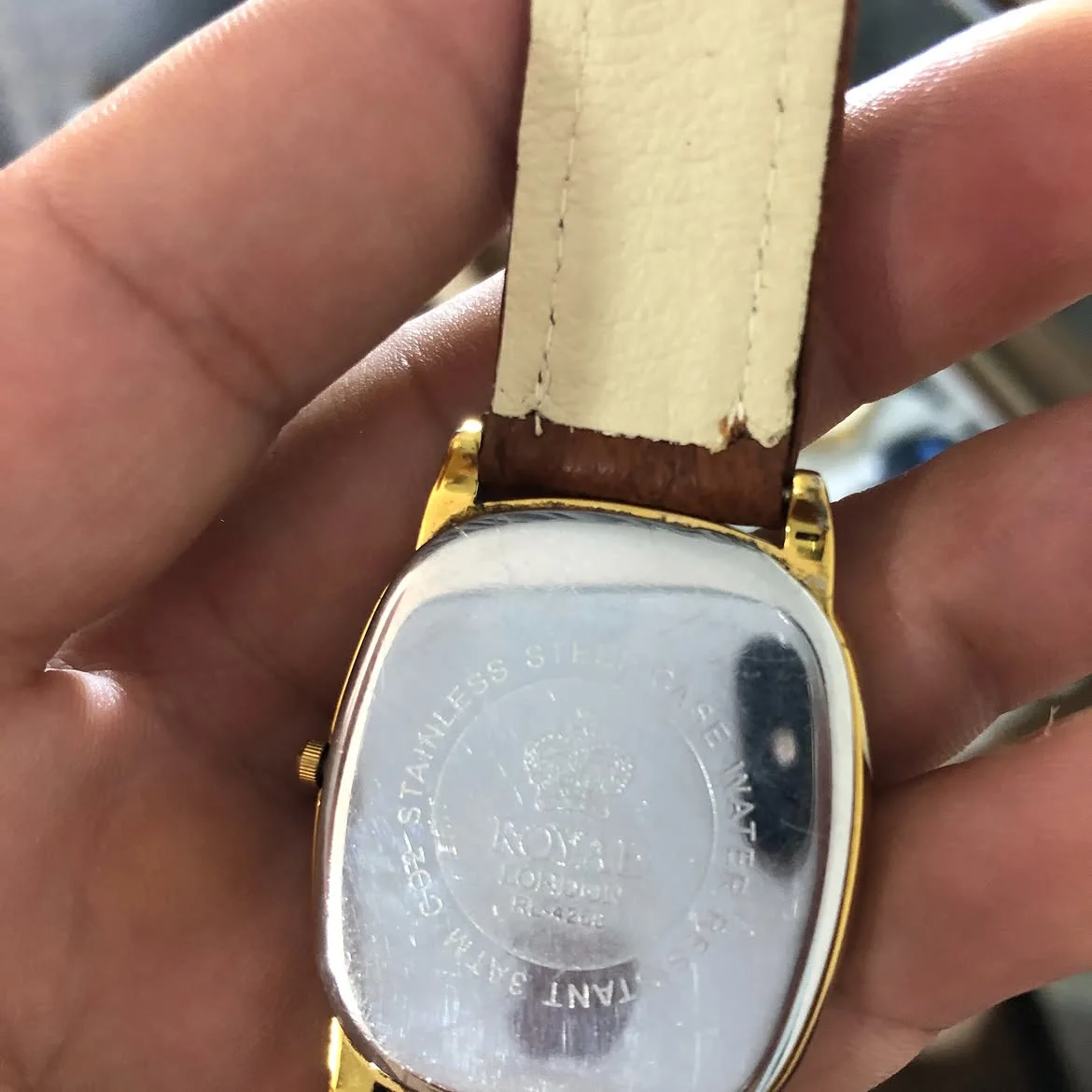 ⌚️✅ ROYAL ✅Cette montre-bracelet élégante au boîtier de forme tonneau et au bracelet en cuir marron