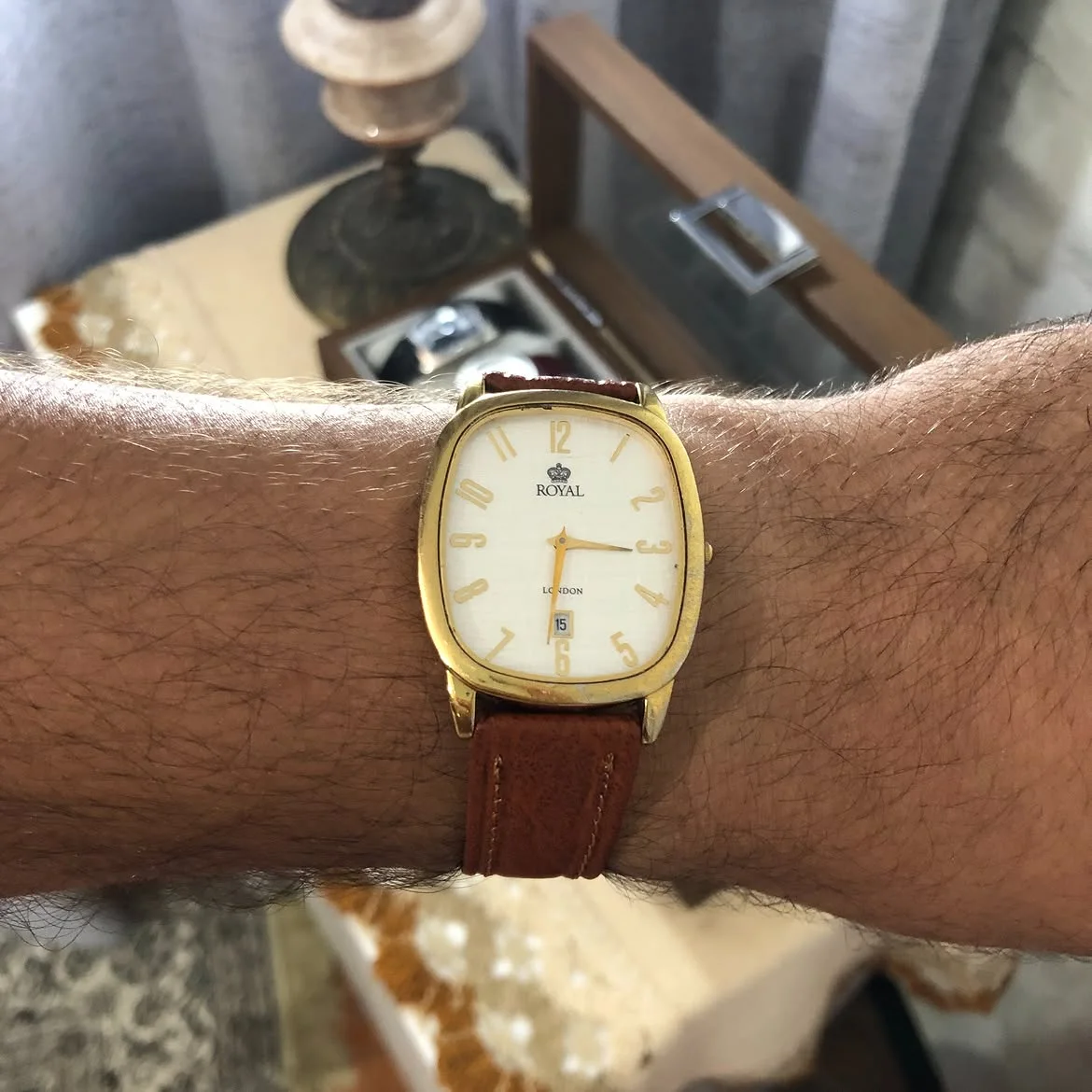⌚️✅ ROYAL ✅Cette montre-bracelet élégante au boîtier de forme tonneau et au bracelet en cuir marron
