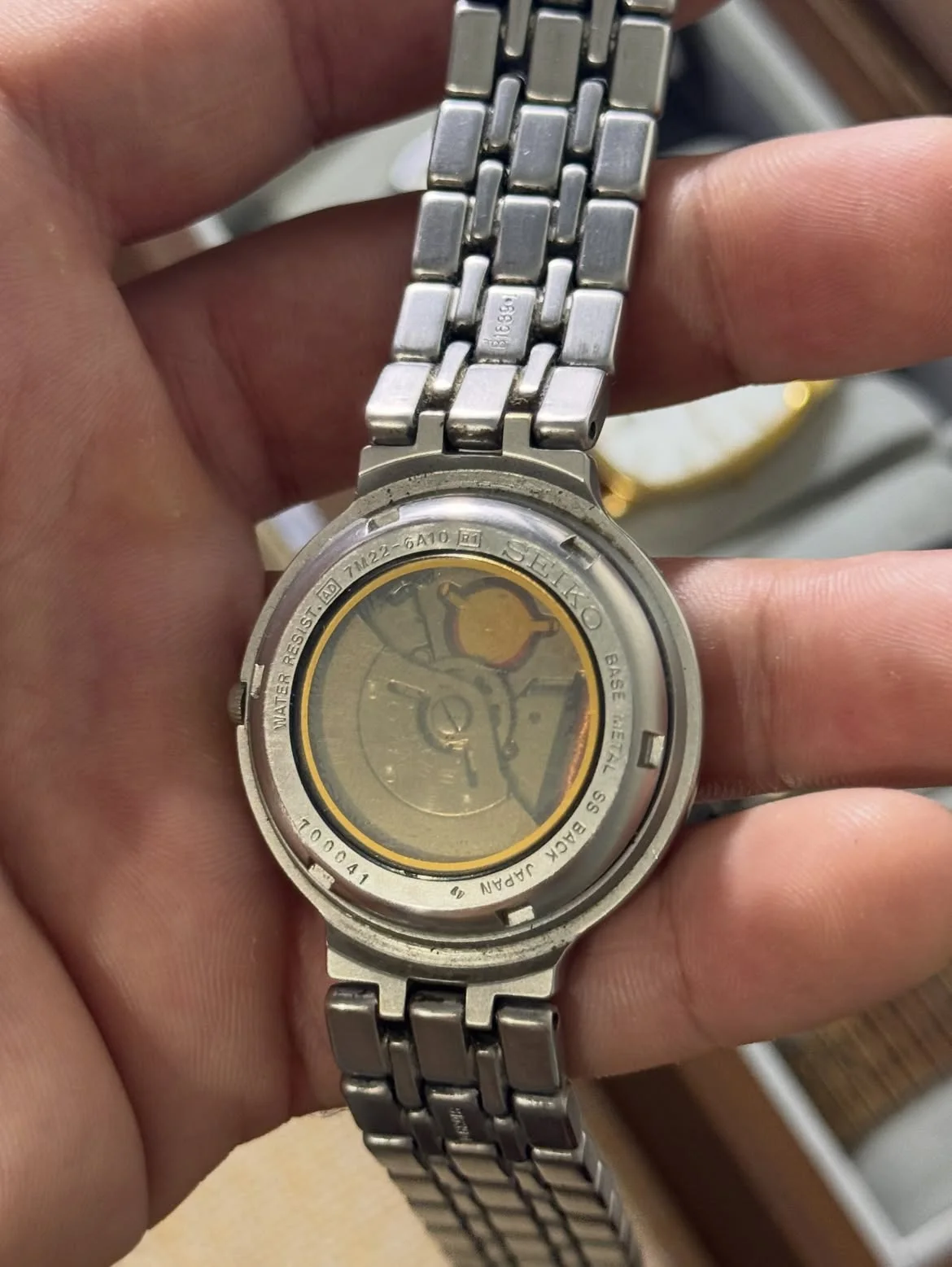 ⌚️✅SEIKO✅ vintage Seiko A.G.S. Kinetic two-tone wristwatch featuring a distinctive gold-tone bezel accented with small studs.