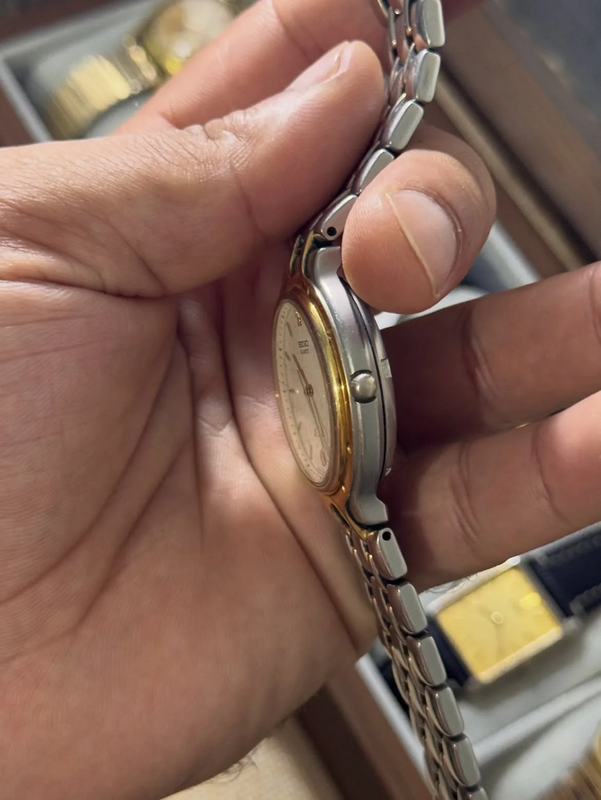 ⌚️✅SEIKO✅ vintage Seiko A.G.S. Kinetic two-tone wristwatch featuring a distinctive gold-tone bezel accented with small studs.