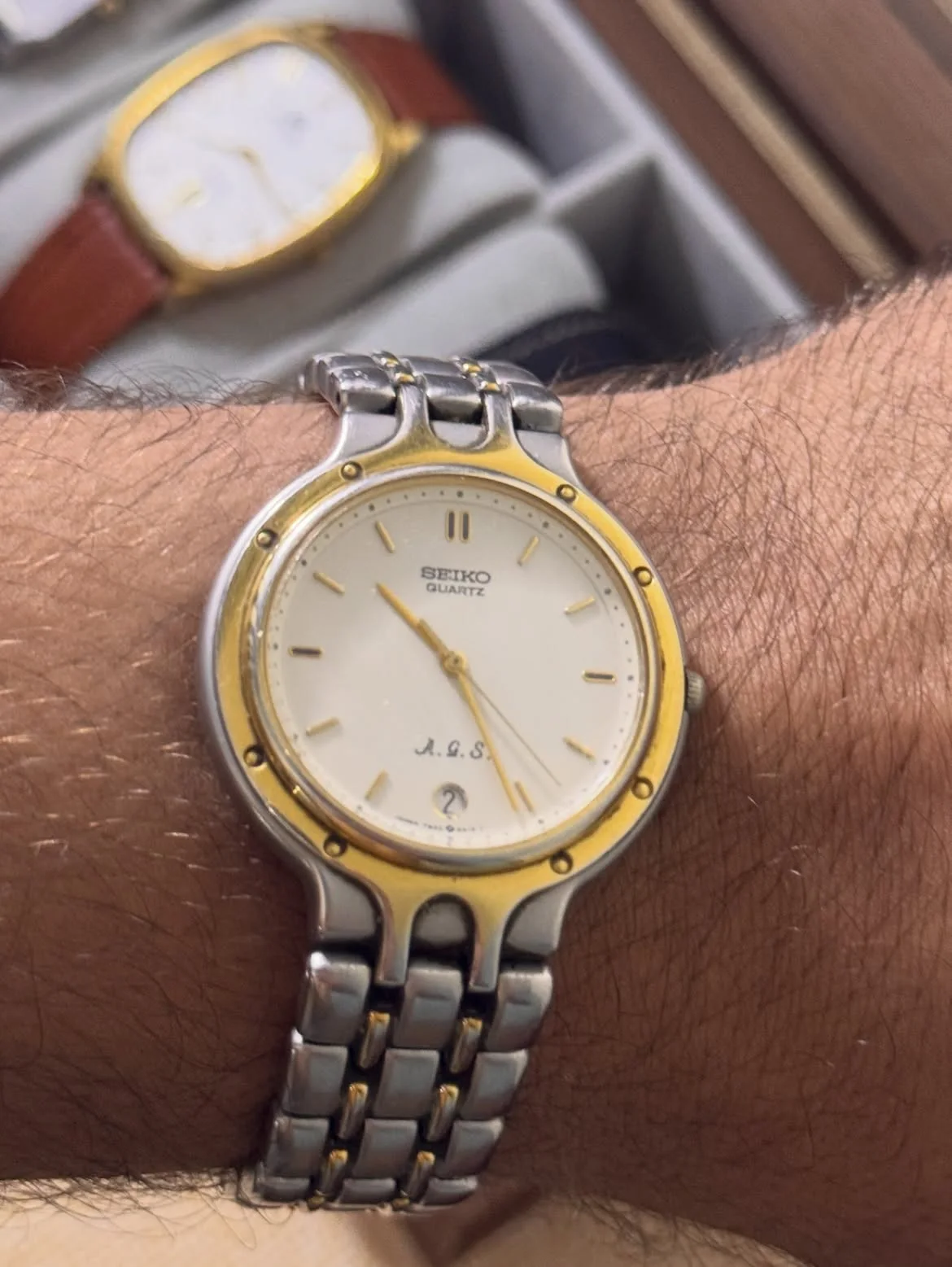 ⌚️✅SEIKO✅ vintage Seiko A.G.S. Kinetic two-tone wristwatch featuring a distinctive gold-tone bezel accented with small studs.