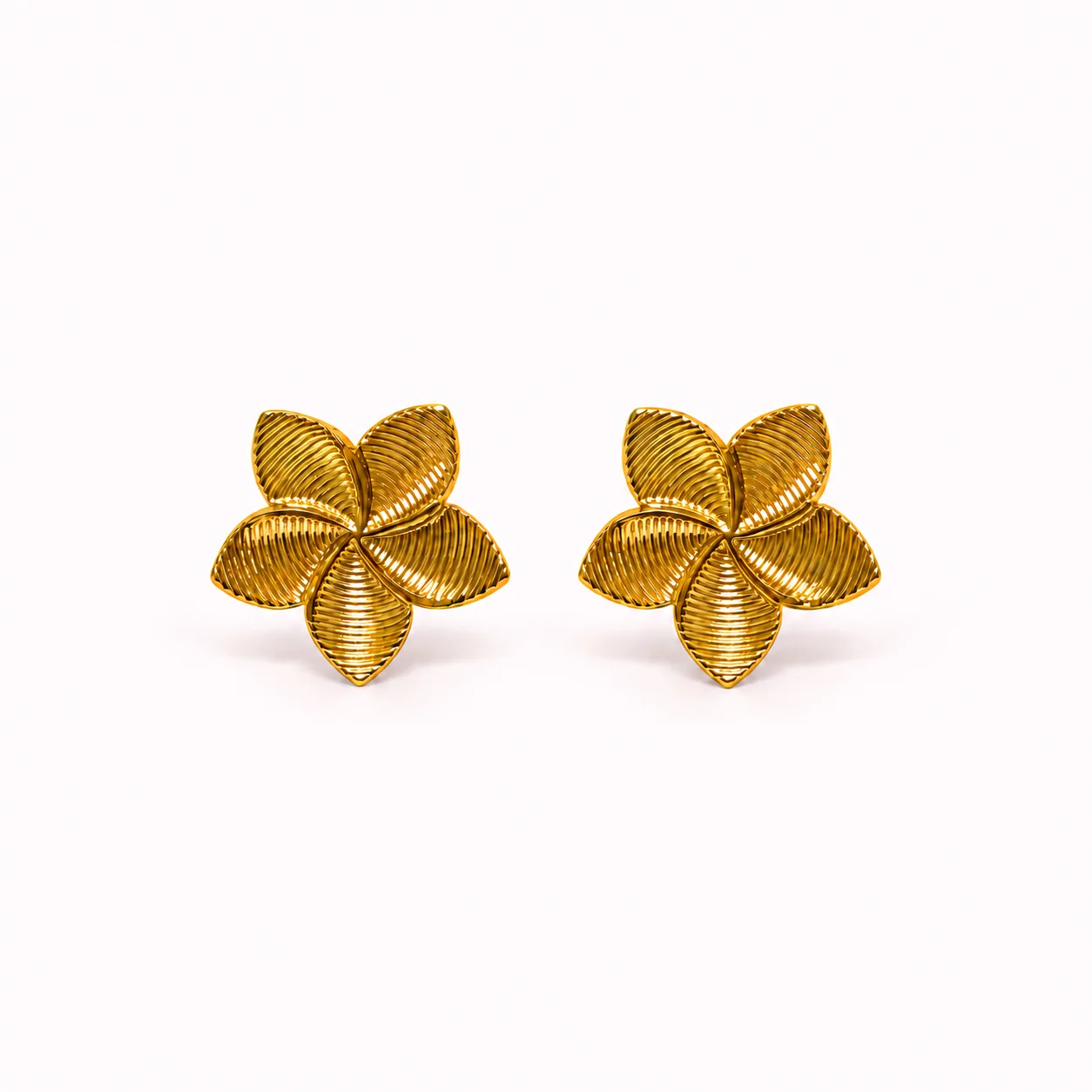 Boucles d’Oreilles Fleur Sculptée Dorée