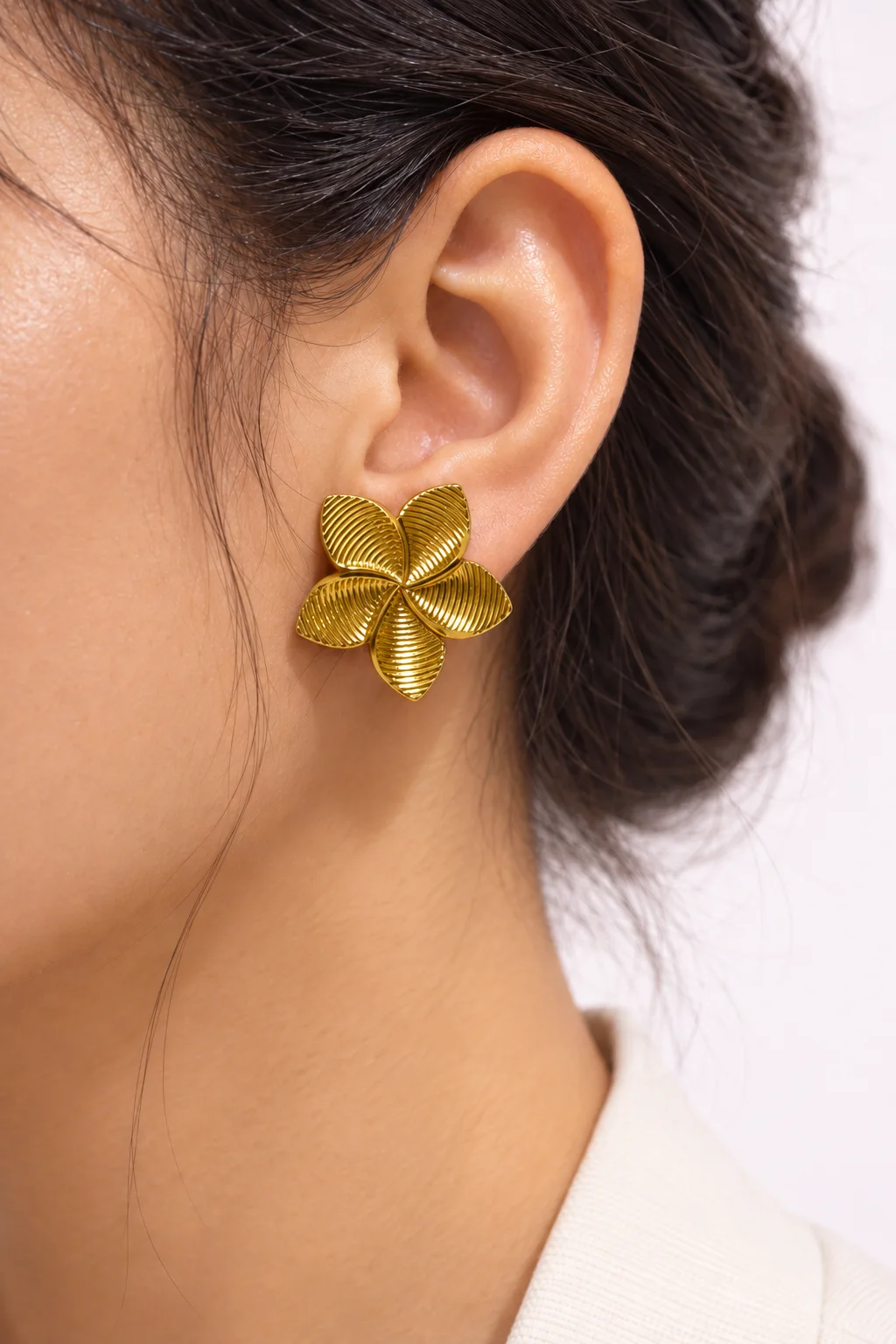 Boucles d’Oreilles Fleur Sculptée Dorée
