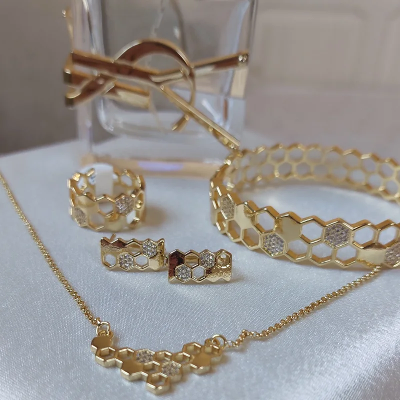طقم (Bee My Love)الشهدة