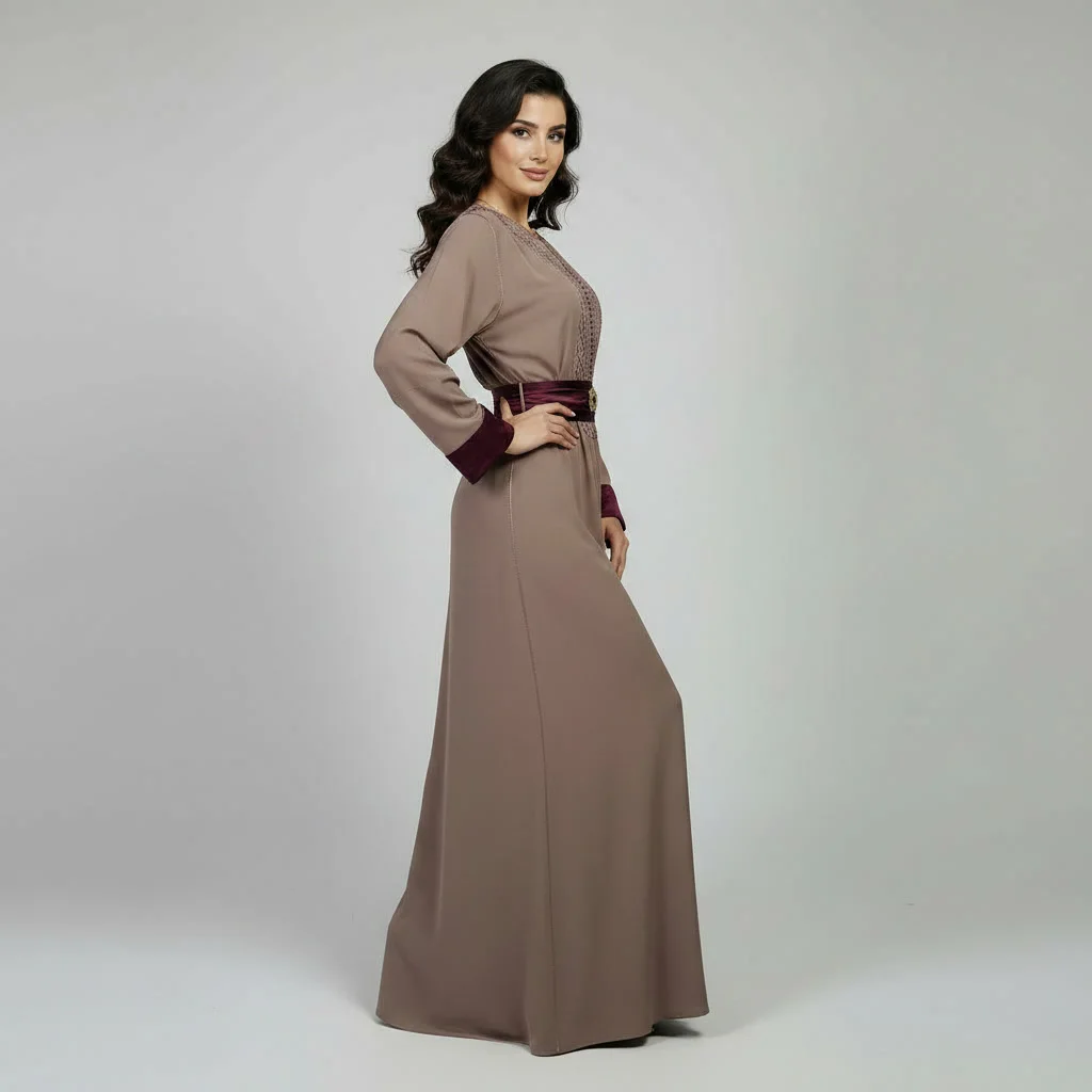 Caftan Moderne avec Ceinture Assortie & Broderies Poitrine