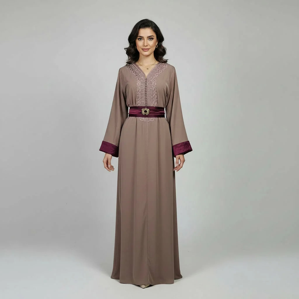 Caftan Moderne avec Ceinture Assortie & Broderies Poitrine